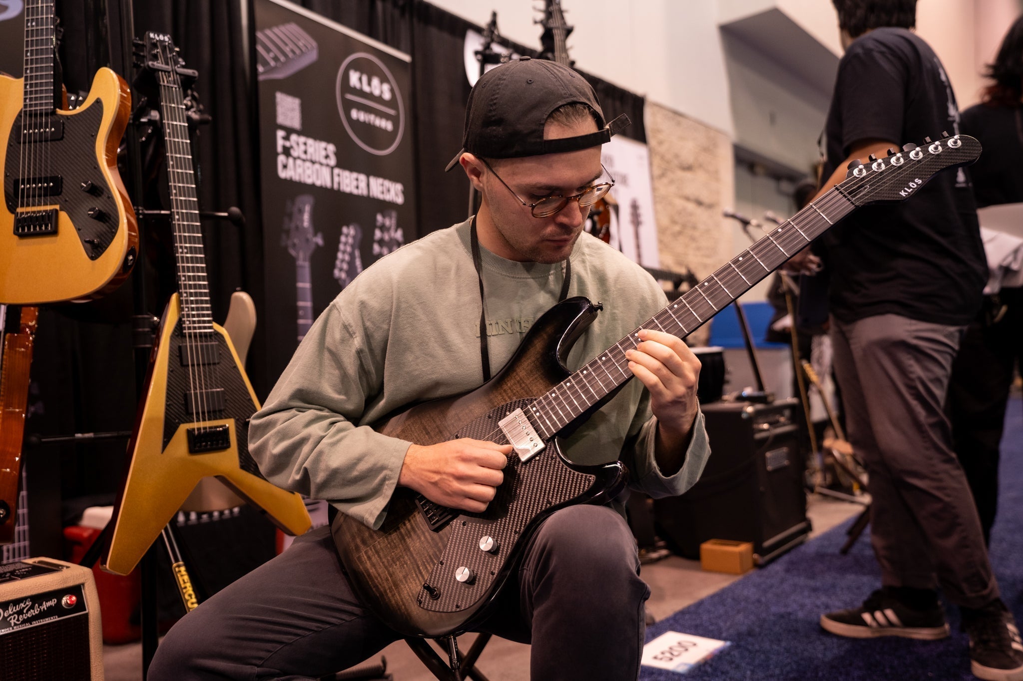 How to Tune an Electric Guitar: Standard Tuning and the Easiest Methods